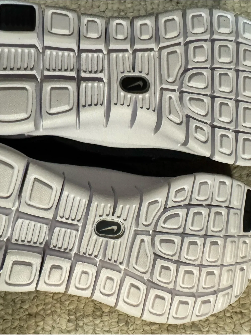 Men’s Nike Free Run 2 black and white size 8.5 amazing condition